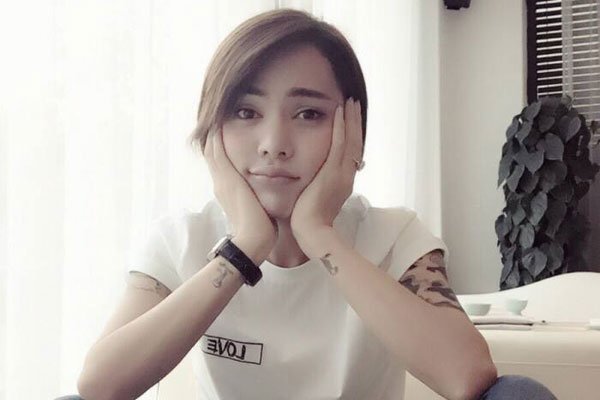 时诗的富二代男朋友 长得雌雄莫辨喜欢的人是男是女