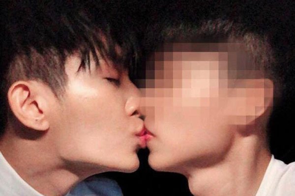 炎亚纶和三个男友 同时劈腿到底怎么做到的呢?