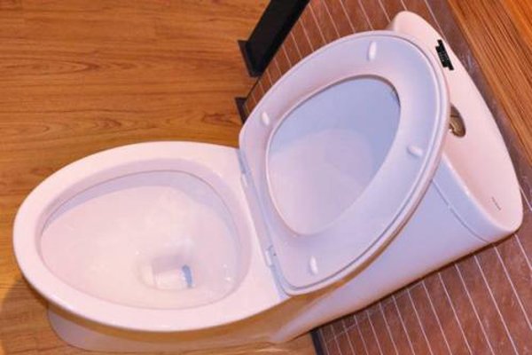 抖音马桶门是怎么回事 厕所这个狭小(xiǎo)空间也能有大动作