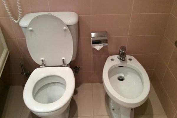 抖(dǒu)音马桶门是怎么回事 厕所这个狭小空间也能有大动作