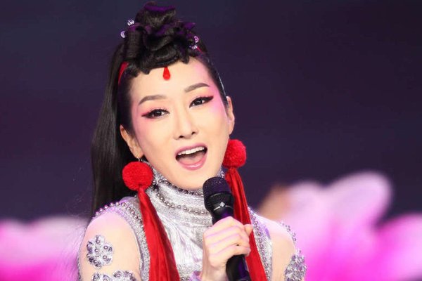 萨顶顶唱左手指月是什么综艺? 央视老外抬左手指月