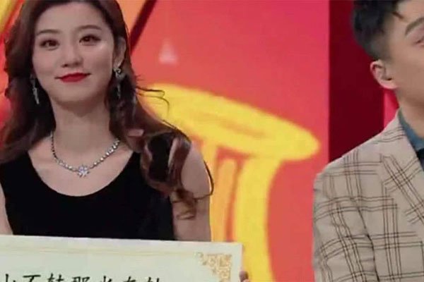 ����Ů�ɷѷѸ������� ����к�̨������˭