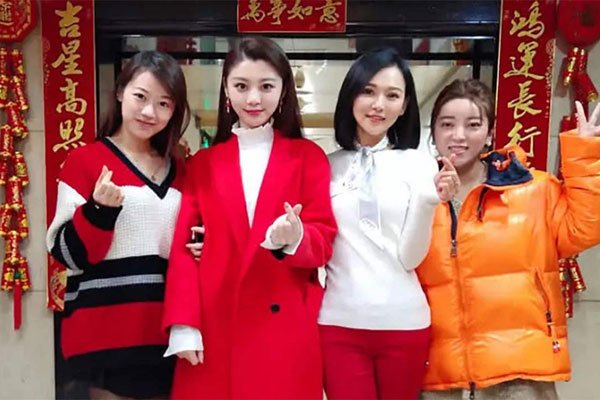 ����Ů�ɷѷѸ������� ����к�̨������˭