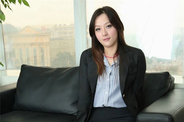 ag美女经理菲菲照片 被误会是女优让人心疼