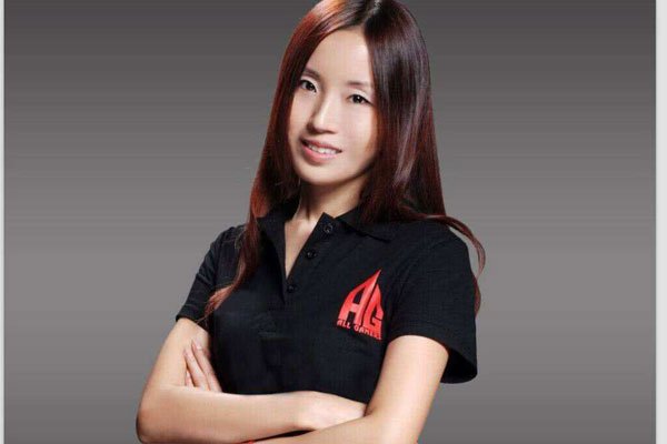 ag美女经理菲菲照片 被误会是女优让人心疼