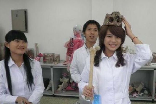 ��ʬŮ����ĸ�ѧУ�� ��ô���Ϊʲô�����ְ���