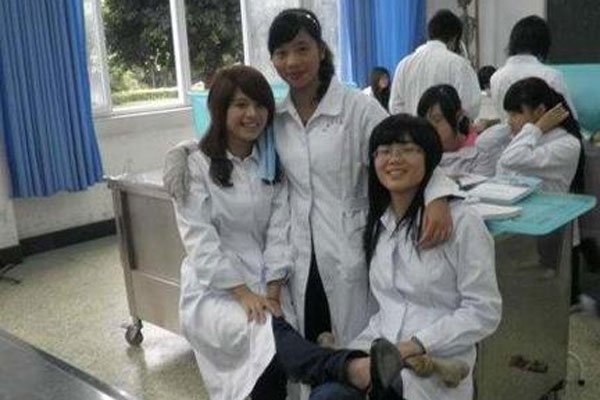 ��ʬŮ����ĸ�ѧУ�� ��ô���Ϊʲô�����ְ���