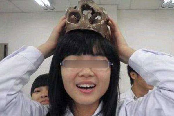 ��ʬŮ����ĸ�ѧУ�� ��ô���Ϊʲô�����ְ���