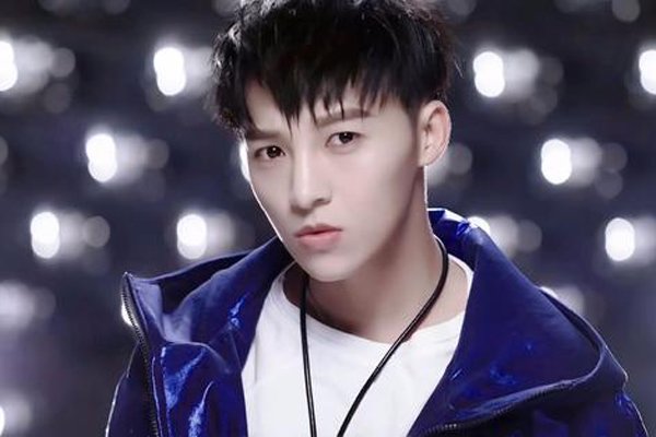 x玖少年团队长为什么是伍嘉成 因为各方面条件很适合