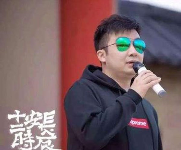 梁超制片人多大了有钱吗 何雯娜嫁给他很亏吗