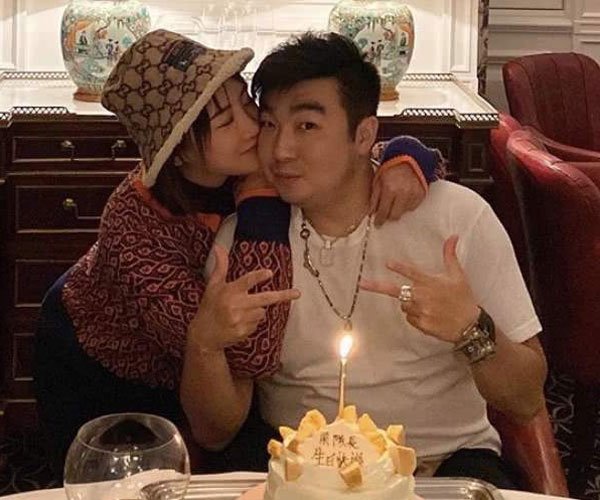 梁超制片人多大了有钱吗 何雯娜嫁给他很亏吗