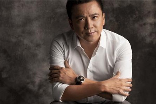 �����ڸ������ϼ�� һ�����ŵ�Ӱ�ε��ϰ�