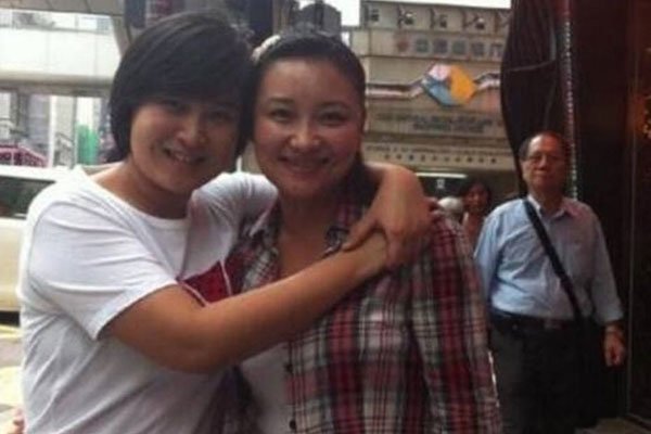 贾玲妈妈简介 看似乐观的她却有不为人知的悲惨经历