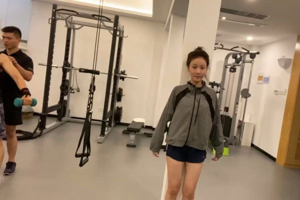 СԽŮ�Ϲ���˭ �μ����պ�һ������ʶ���˽����