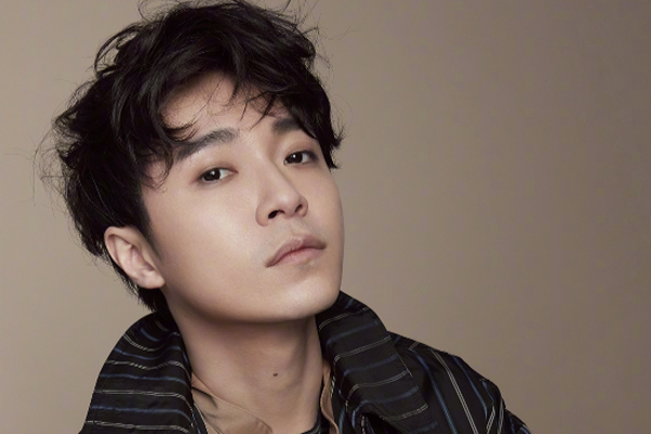 �մ����������еĻ���Ů�� �Ӹ����Ƕȿ������е�