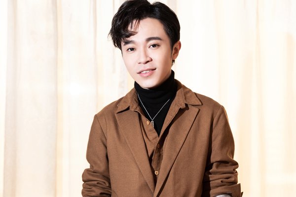 �մ����������еĻ���Ů�� �Ӹ����Ƕȿ������е�