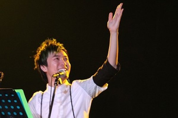 �մ����������еĻ���Ů�� �Ӹ����Ƕȿ������е�