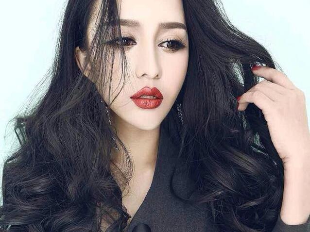 苏梓玲私密视频 靠丰满身材走红胸围罩杯有多大