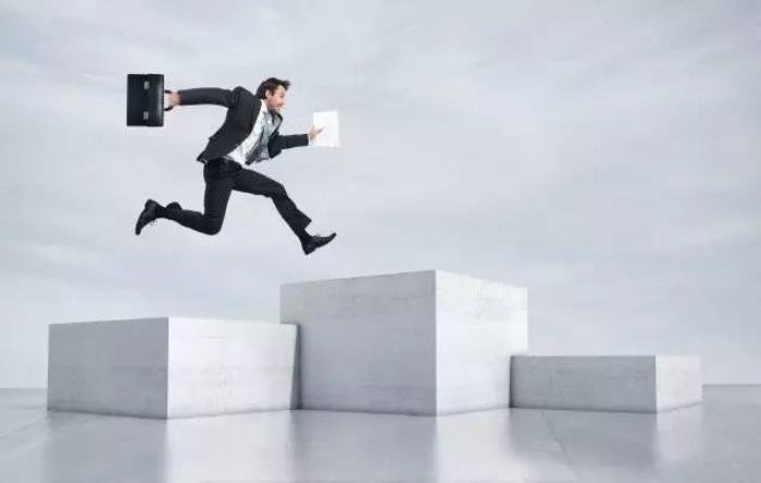 �쵼�����̬��ͻȻ�䵭 Ϊʲô��ְ���쵼������Į