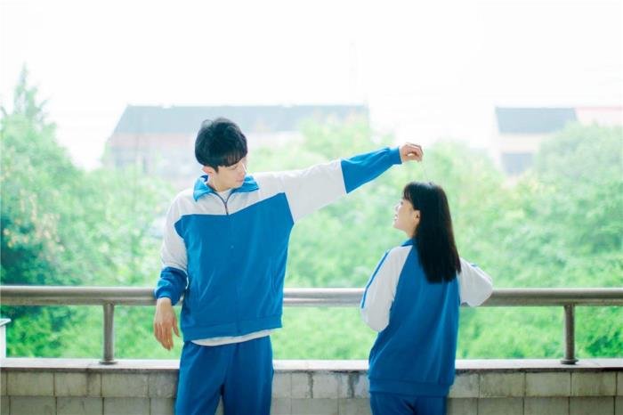 如何知道对方喜不喜欢自己 同桌喜欢你的几种表现