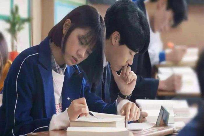 如何知道对方喜不喜欢自己 同桌喜欢你的几种表现