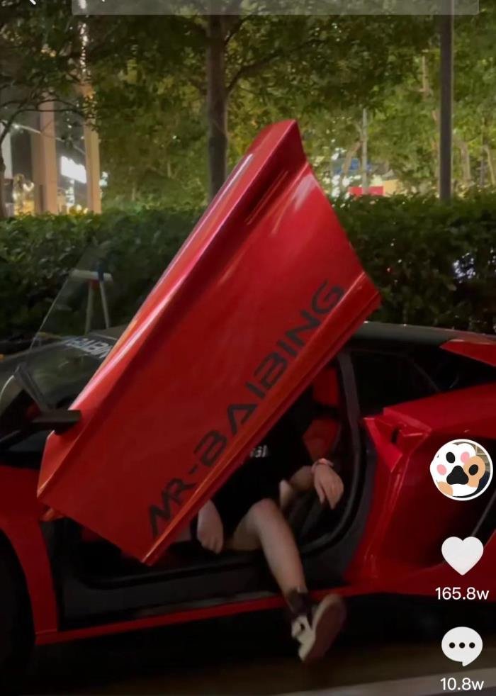 白冰并不是上海本地人,他出生于东北,他是个地地道道的东北人,因为