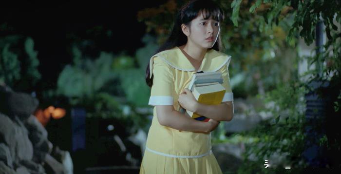 在慌忙逃跑的过程中不幸坠楼身亡;力王的女友莹莹(叶蕴仪饰),意外撞见