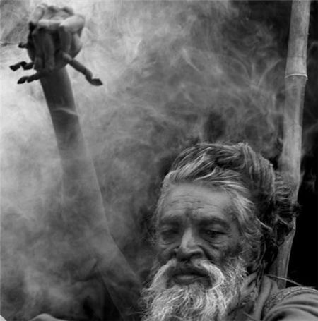 苦行僧代表什么样的人印度苦行僧高举右手是什么样子的僧人