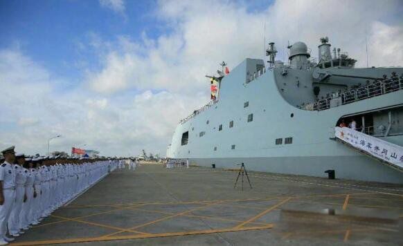 中国吨位排水量最大的军舰 井冈山号两栖船坞登陆舰