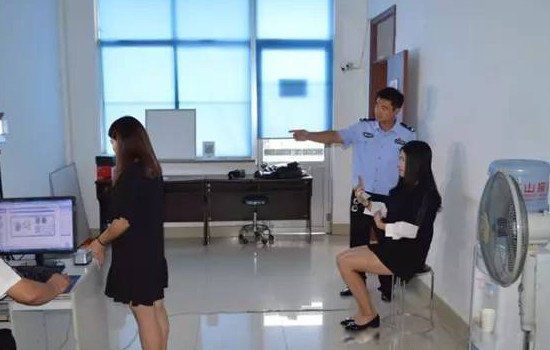 ����֤��ƬҪ��ʲô�·� ���·���ɫ��û��ɶҪ��