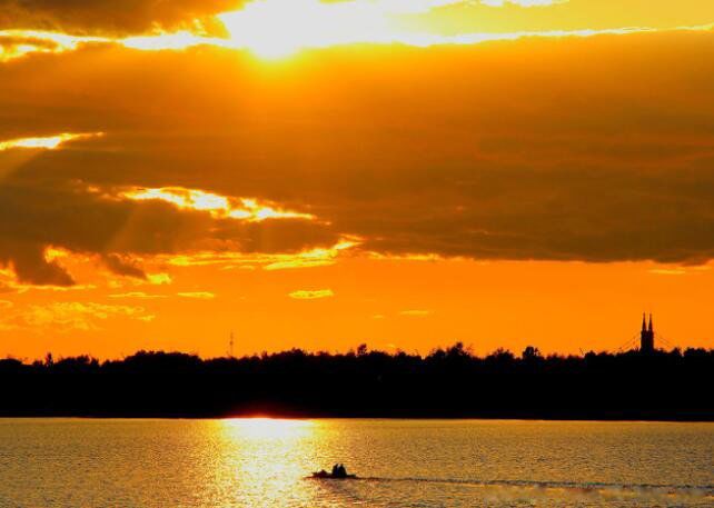 Ϧ�����µ�Ψ�����ӷ�����Ȧ 15���������������͵Ķ̾�