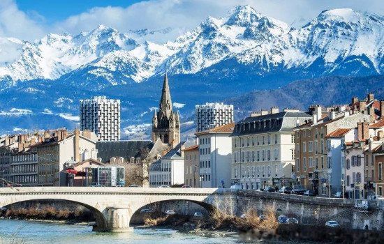 阿尔卑斯山脉横跨哪几个国家 属于哪个国家的城市