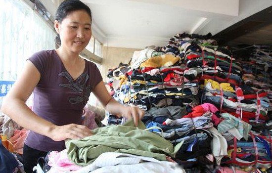 旧衣服怎么回收可以卖到哪里 回收旧衣服一年赚200万是骗局吗