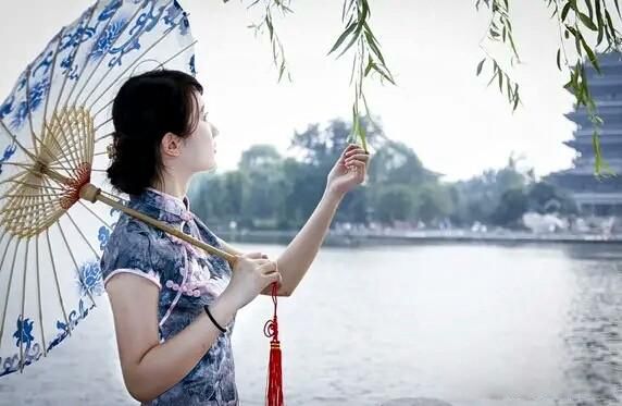 山色空蒙雨亦奇的意思 描写的是哪里的景色