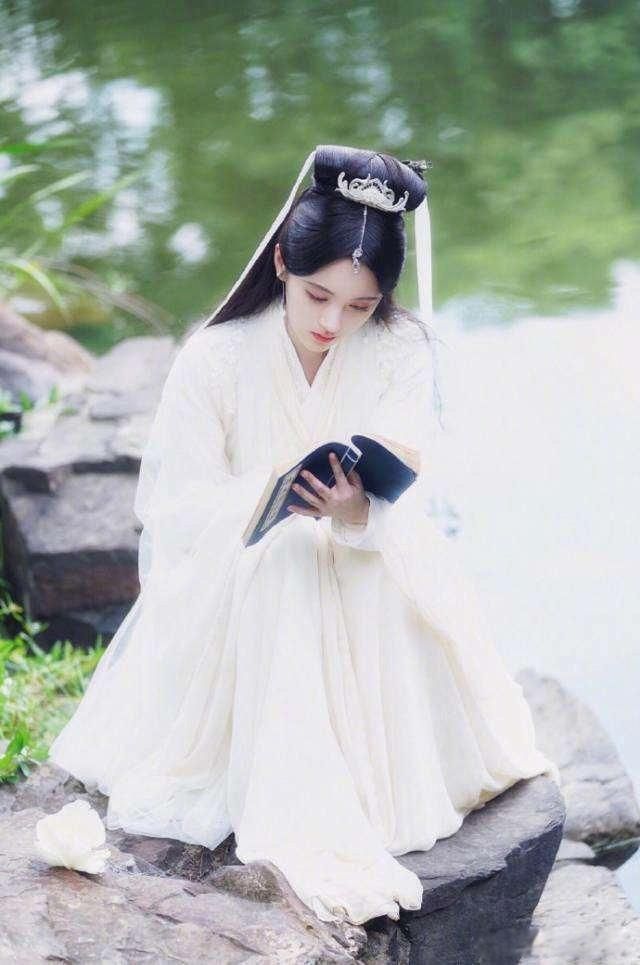 山色空蒙雨亦奇的意思 描写的是哪里的景色