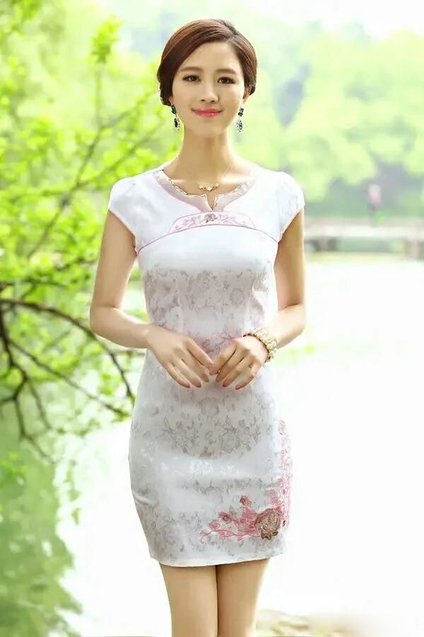 山色空蒙雨亦奇的意思 描写的是哪里的景色