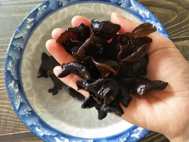 木耳泡多久就不能吃了用水泡过的木耳隔夜还能吃吗