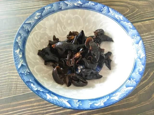 木耳泡多久就不能吃了用水泡过的木耳隔夜还能吃吗