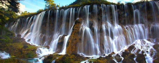 中国最宽的瀑布位于四川省九寨沟的哪个瀑布 诺日朗瀑布简介