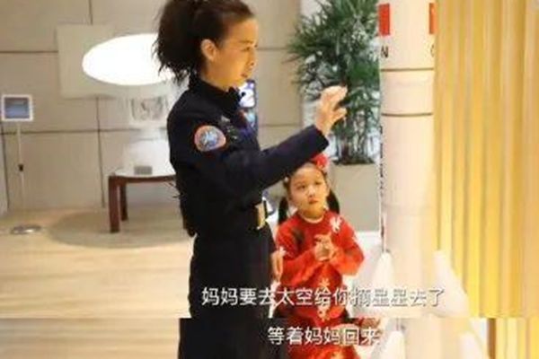 我国女航天员第一个是谁 刘洋是否生育男孩还是女孩