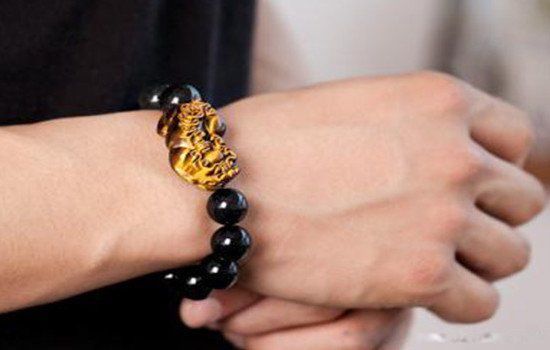 1,招财貔貅手链的正确戴法,左手右手都可以说法不一,大部分人会选择将