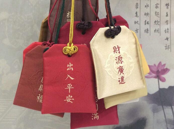 本命年佩戴什么饰品比较好 本命年为什么穿红色的内衣