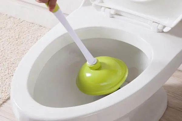 ��Ͱ�������������ͨ ��ˮ�ܵ���ͨ��ʲô�õķ���