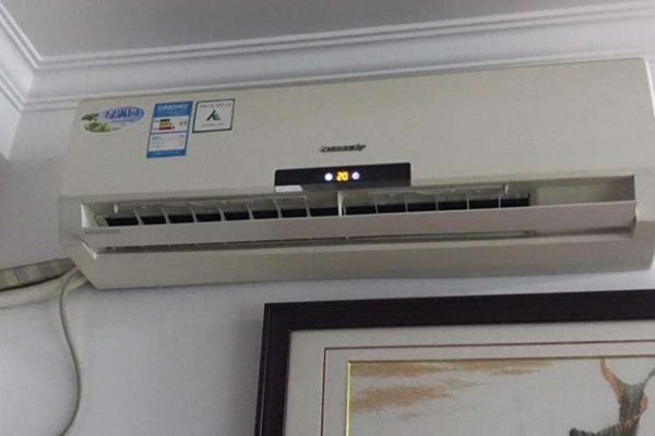 格力和美的空调哪个质量更好 想买个空调选格力还是美的