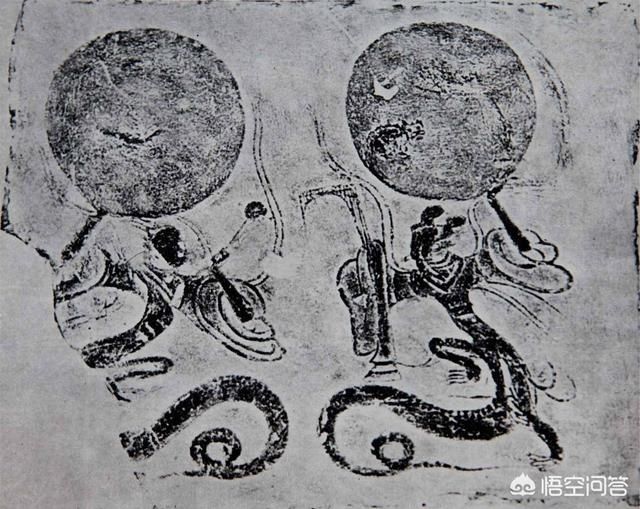 女娲的形象是人头蛇身,这背后其实代表的是当时的"蛇"图腾崇拜.