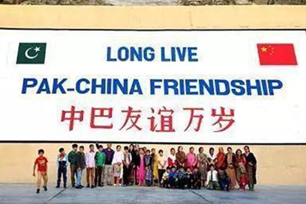 巴基斯坦为什么和中国这么好 爱跟中国人合影撒狗粮