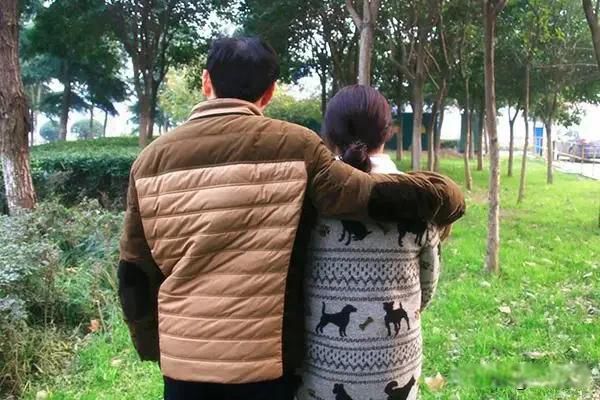 夫妻睡觉左右位置有讲究吗 男左女右并没有规定或者标准答案