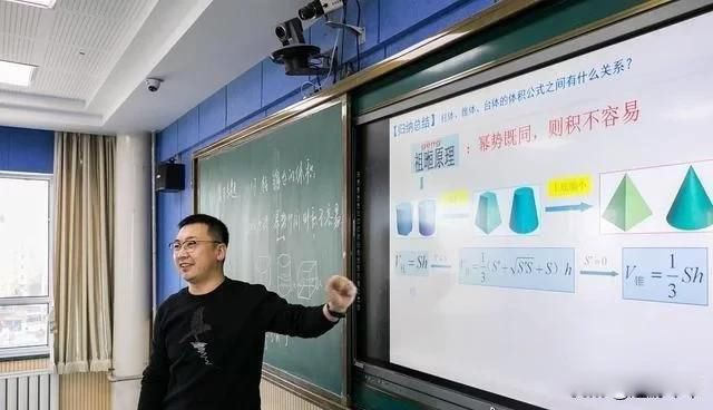 大学老师工资一般多少钱一个月 不同的学科收入不一样