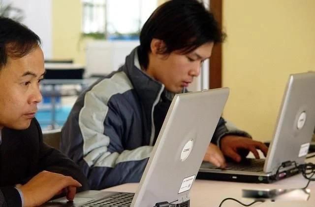 大学老师工资一般多少钱一个月 不同的学科收入不一样