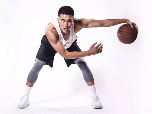 郭艾伦年薪多少还有aj三百万的代言